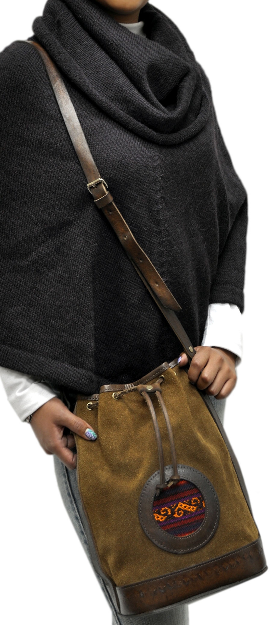 Bolso bandolera de cuero marrón con correa ajustable y detalle de lana -  Estilo Andino